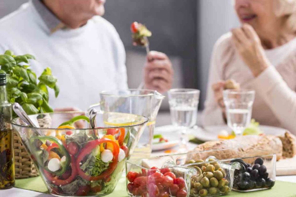 How to Make Healthy Eating Enjoyable for Elders in Care Facilities